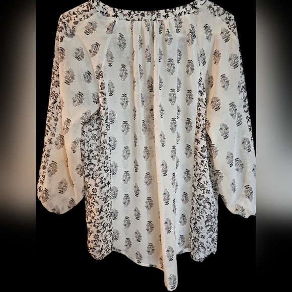 Maurices Women's Black and White Printed Blouse, Size Medium - Picture 6 of 7